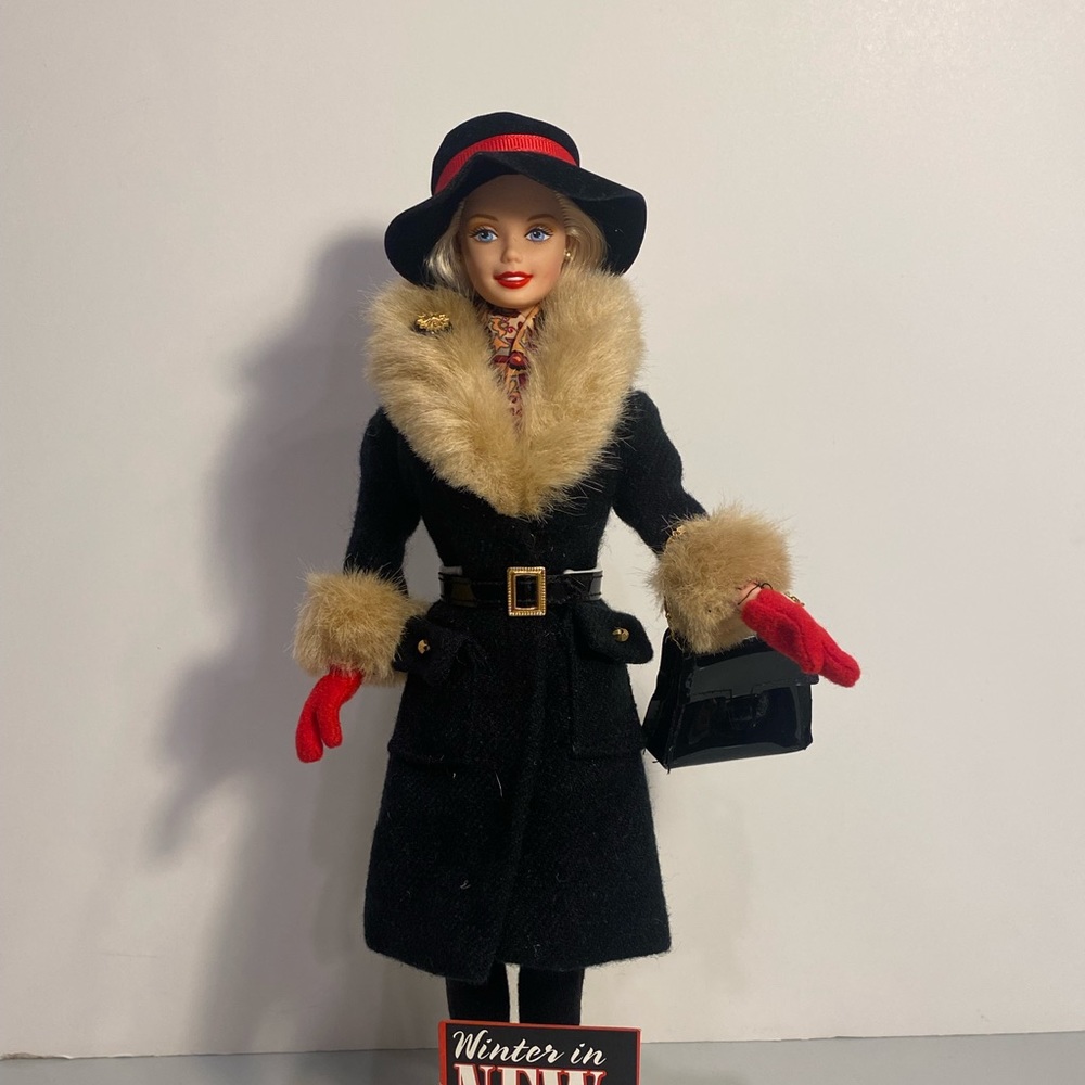Winter in New York Barbie - Picture 6 of 8